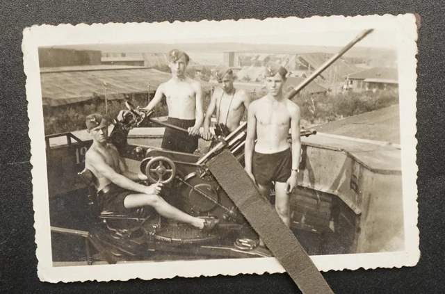 FOTO WK PORTRAIT Kindersoldaten Luftwaffe Flak Stellung Nude