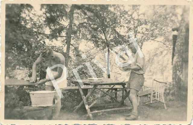 FOTO WKII WEHRMACHT Soldaten Spüldienst nude Lager Polen Poland F1 22