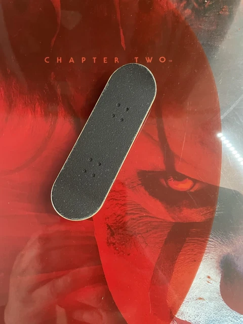 HOT TOYS MMS IT Chapter Pennywise Skateboard Loose Uk