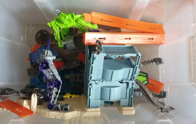 RARE HOT WHEELS Trick Tracks Robot Bionic Battle Set