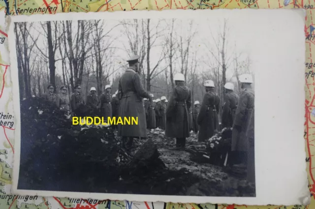 Foto Beerdigung Wehrmacht Feldgeistlicher Stahlhelm Wintertarn