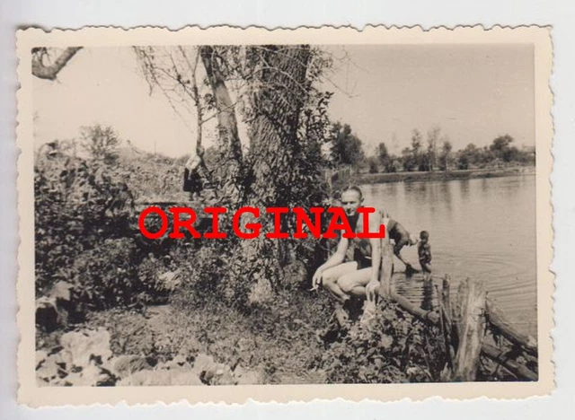 FOTO 2WK RUMÄNIEN 1944 Jüngling halb nackt nude gay See Zigarette Kind