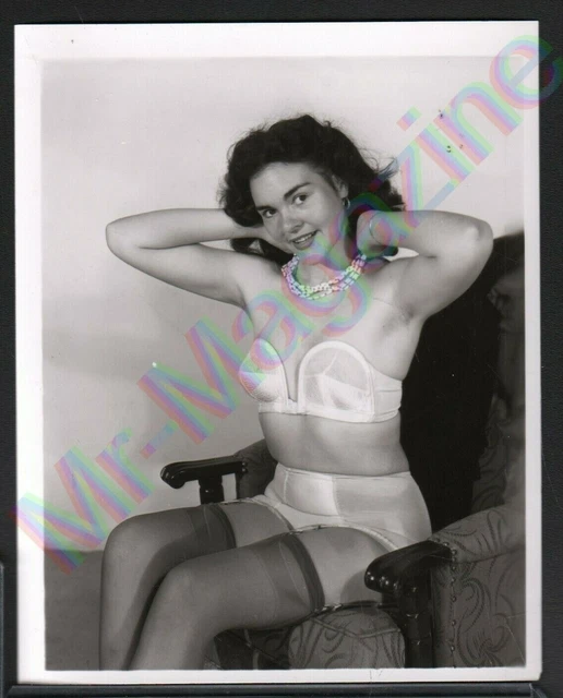 VINTAGE B W RISQUE Pinup 8 9cm X 11 4cm Sexy Brunette Cheesecake AY61