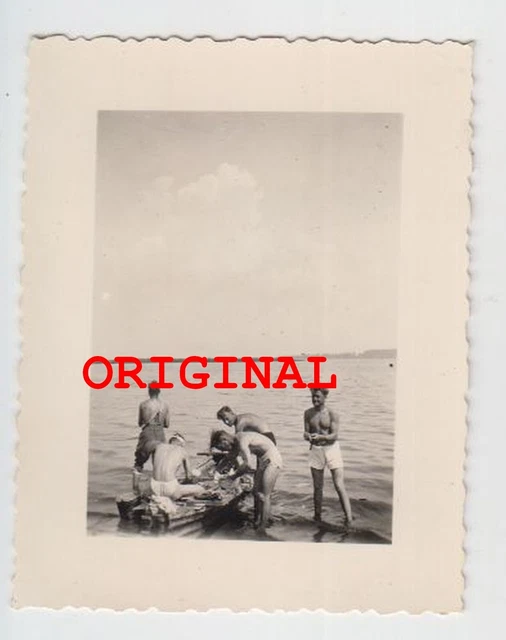 FOTO 2WK JÜNGLING halb nackt Nude Gay Wäsche Fluss Russland kurze Hose