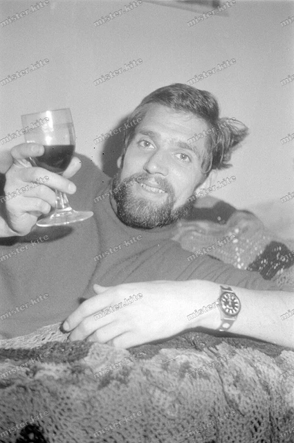 PORTRAIT STRIP POSING CUTE BART BEARD NUDE MAN BOY BETT BED EUR