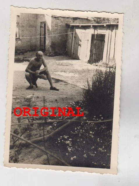 FOTO 2WK JÜNGLING halb nackt nude Gay kurze Hose Glatze Halbglatze Huhn