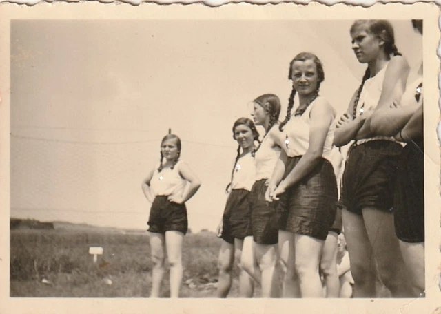 VINTAGE FOTO HÜBSCHE BDM Mädchen im Sportdress lange Zöpfe nude
