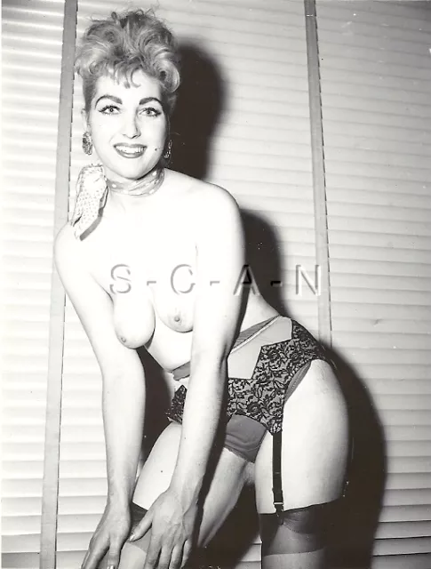 ORIGINAL VINTAGE 1940S 60S Nude RP Well Endowed Woman Garter