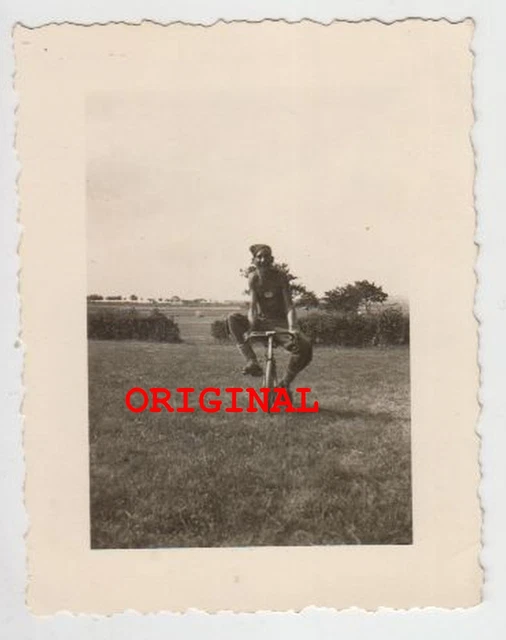 FOTO WK LUXEMBURG Fahrrad Jüngling halb nackt nude gay Soldat Wiese
