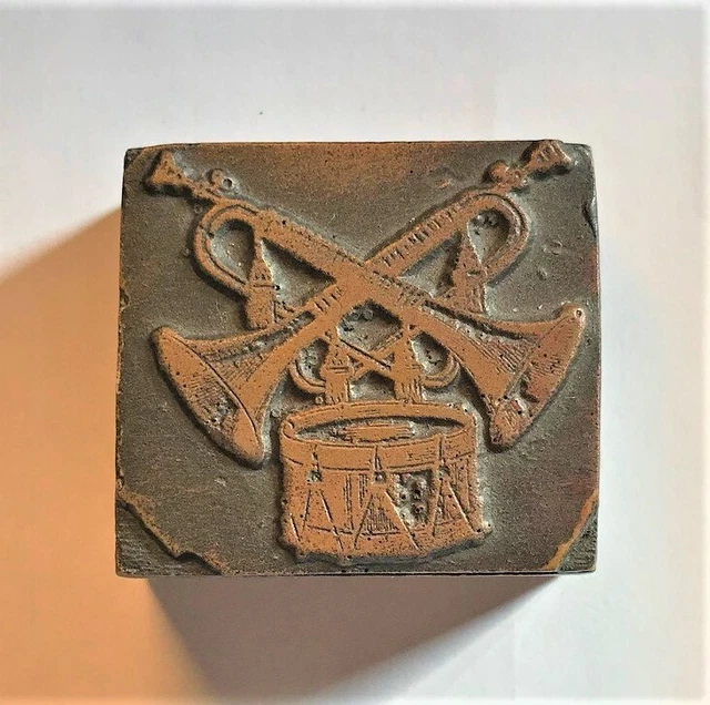 ANCIEN TAMPON MILITAIRE en en laiton monogrammé, sur bloc bois noirci