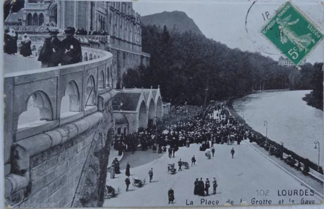 LOURDES 65 cpa la Place de la Grotte et le Gave Etat 1913