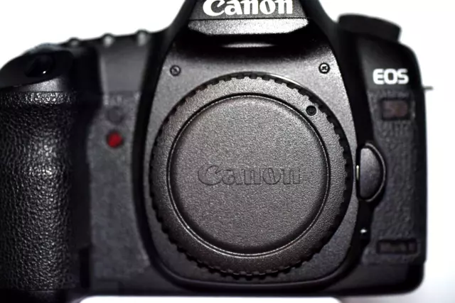 Canon EOS 5D Mark II 21.1Mp Digital Camera Body "NEAR MINT".