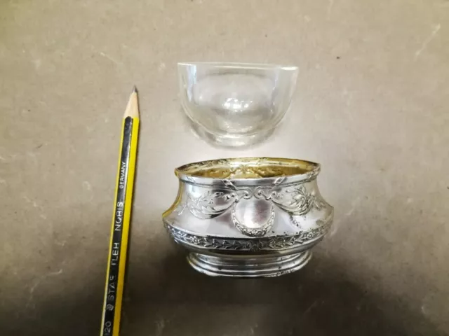 Salière ancienne en métal argenté et son contenant en verre