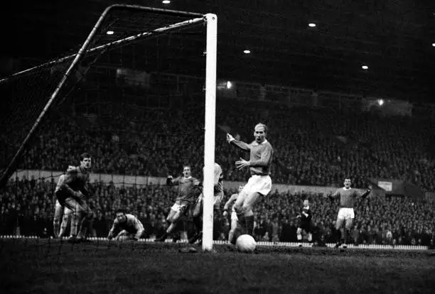 Bobby Charlton Manchester United misses from close range durin- 1965 Old Photo