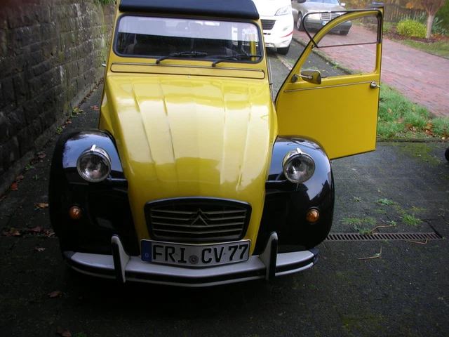 Automobil Citroen 2cv  gelb/ schwarz km-Stand beträgt 89481 laut Tacho, 1989