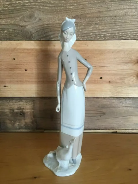 Figurine en porcelaine de LLADRO "Jeune file aux oies" signée