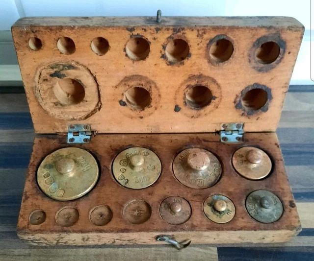 Apothekergewichte im Holzkasten, Kasten, Gewicht, unvollständig