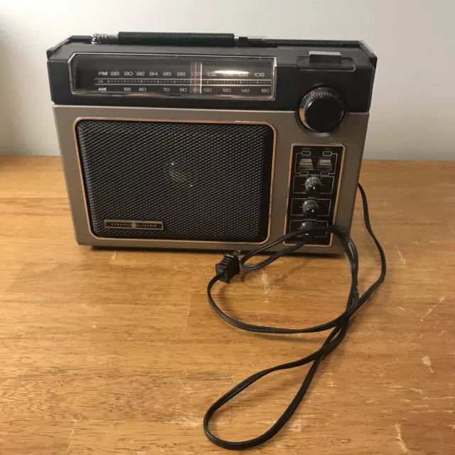 Vintage General Electric Portable AM/FM Long Range Radio Model No. 7-2880B Works