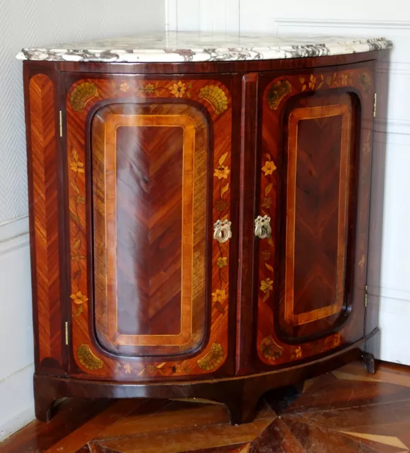 Encoignure buffet d'angle d'époque Louis XV Transition en marqueterie XVIIIe s.