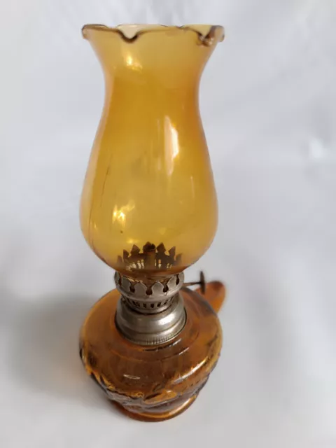 Petite lampe a pétrole en verre ambré 3