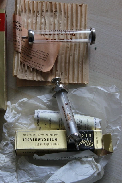 OP Spritzen Teile Instrumente Medizin Besteck Sammlerstück Deko 50-70erJ Arzt 4