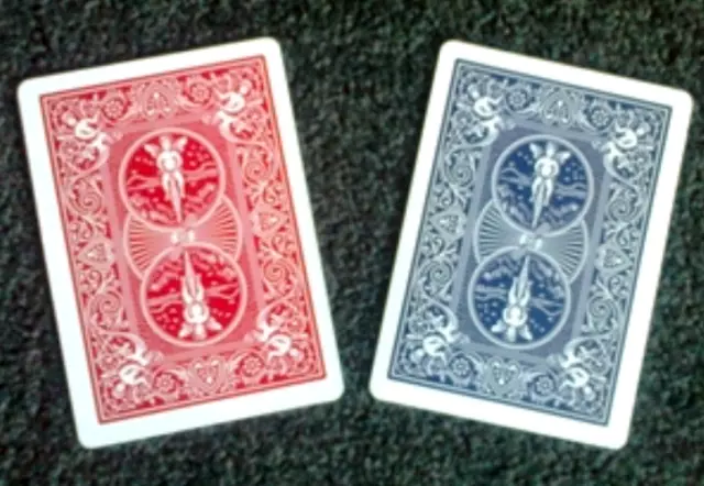 Jeu de cartes pour faire de la magie - double dos rouge-bleu