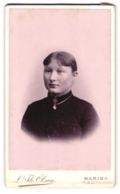Fotografie L. Th. Olsen, Maribo, Portrait Dame im dunklen Kleid mit Halskette