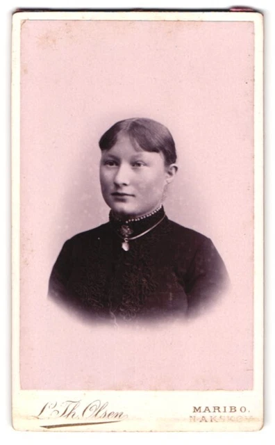 Fotografie L. Th. Olsen, Maribo, Portrait Dame im dunklen Kleid mit Halskette
