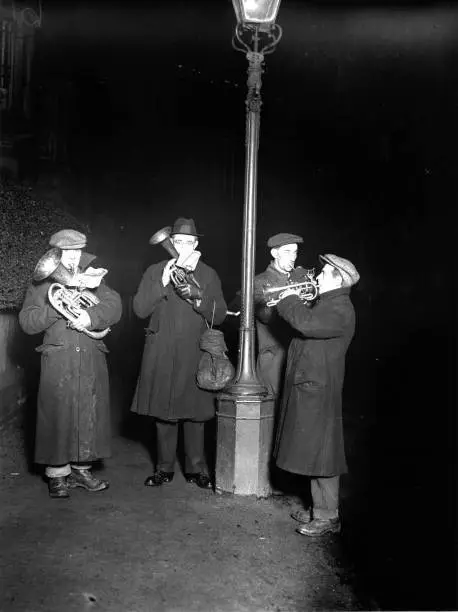 Small brass band 'The Essex Strollers', playing Christmas carols 1925 Old Photo