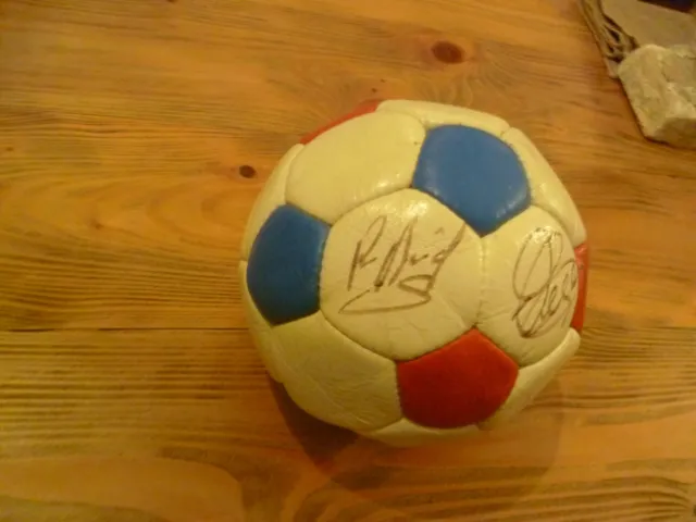 ancien ballon de foot avec signature de joueurs