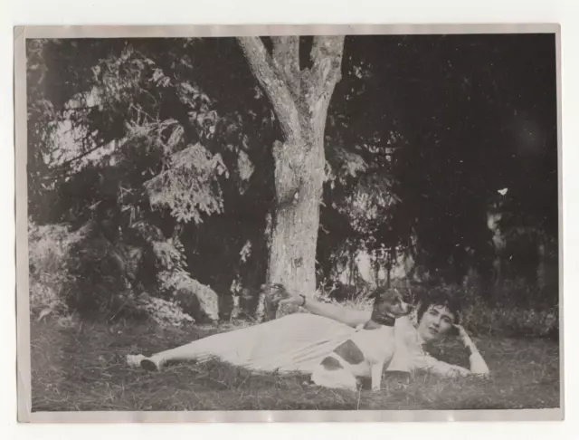 LIV00882  Photographie photo vintage femme chien dog arbre tree allongée forêt