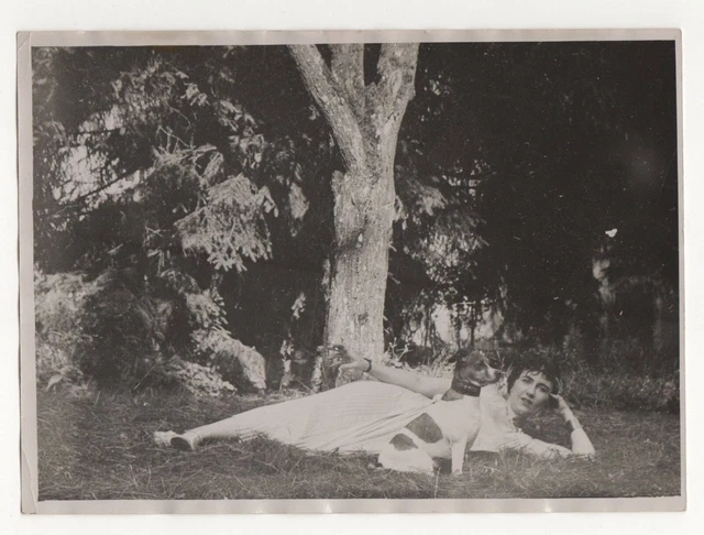 LIV00882  Photographie photo vintage femme chien dog arbre tree allongée forêt