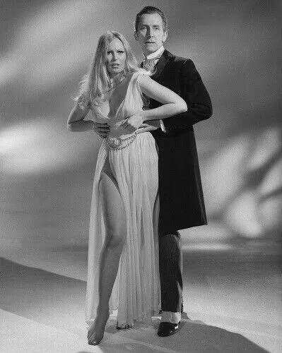 Veronica Carlson and Peter Cushing Unsigned 10" x 8" Photo - Frankenstein *4087