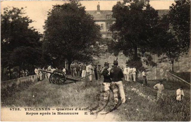 CPA Vincennes Quartier d'Artillerie Repos apres la Manoeuvre (1348912)