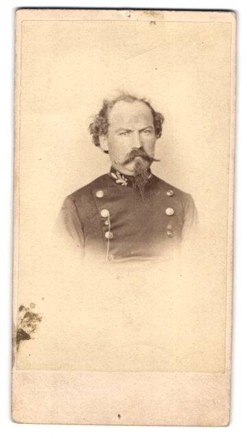 Fotografie L. Liebich, Weilburg, Portrait Offizier in Uniform mit Zappa Bart