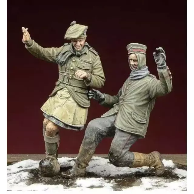 1/35 2pcs Resin Model Kit German & British Soldiers Play Football WW1 Unpainted