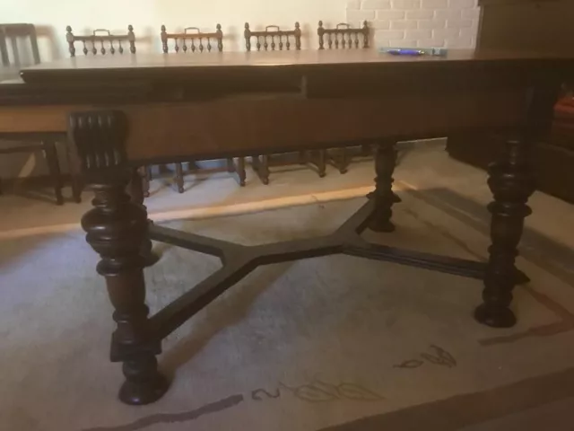 Antiker Esstisch mit stühlen