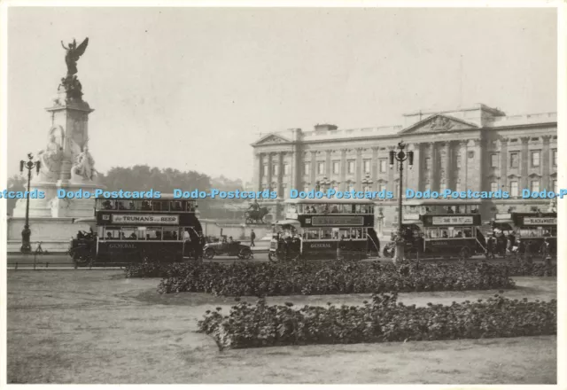 D189728 London. Buses at the Palace. Vintage Postcards International. Mayfair Ca