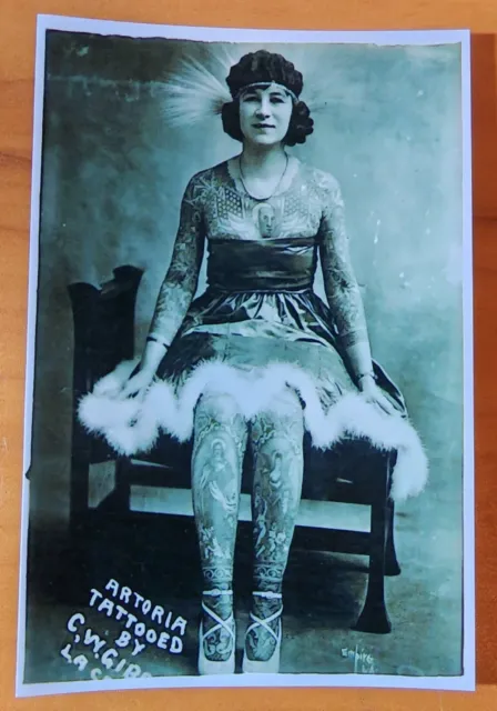 Foto tradicional de tatuaje de Bernard Kobel BW vintage tatuada mujer gibbons