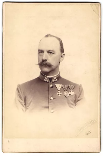 Fotografie H. Eckert, Prag, Portrait K.u.k. Offizier in Uniform mit Ordensspang