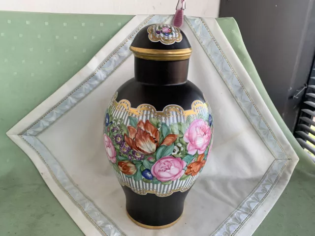 Schöne Nymphenburg Deckel-Vase mit vielen Blumen und Gold, Prof. Wackerle