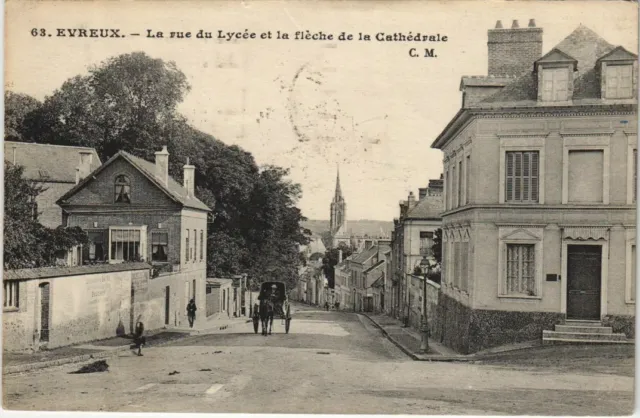 CPA EVREUX La Rue du Lycee et la Fleche de la Cathedrale (1160159)