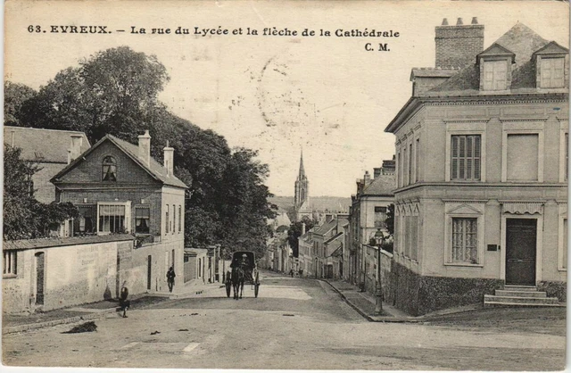 CPA EVREUX La Rue du Lycee et la Fleche de la Cathedrale (1160159)