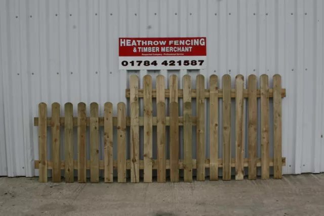 ** 6 x 4ft Picket fencing / round top / fencing / fence***