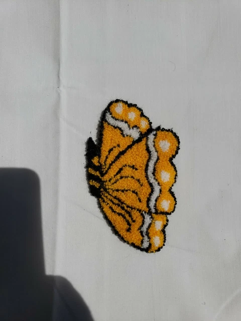 Parche artesanal bordado con aguja punzón pequeño aplique mariposa de colección Usado en excelente condición