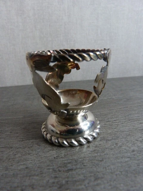 petit coquetier en metal argenté aux petits lapins   (ch)
