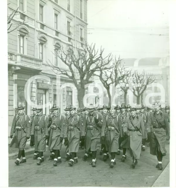 1939 MILANO Milizia Universitaria in marcia dalla Stazione Centrale *Fotografia