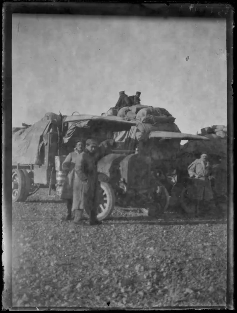 Plaque verre photo ancienne noir et blanc négatif 9x12 cm soldats camion vintage