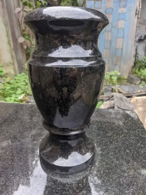 Jarrón de piedra de granito negro ucraniano ""Gabro"" 100% natural