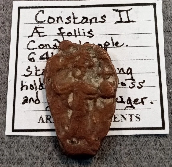 Constans II, 641-668. Follis Constantinople, standing facing with globus 25mm